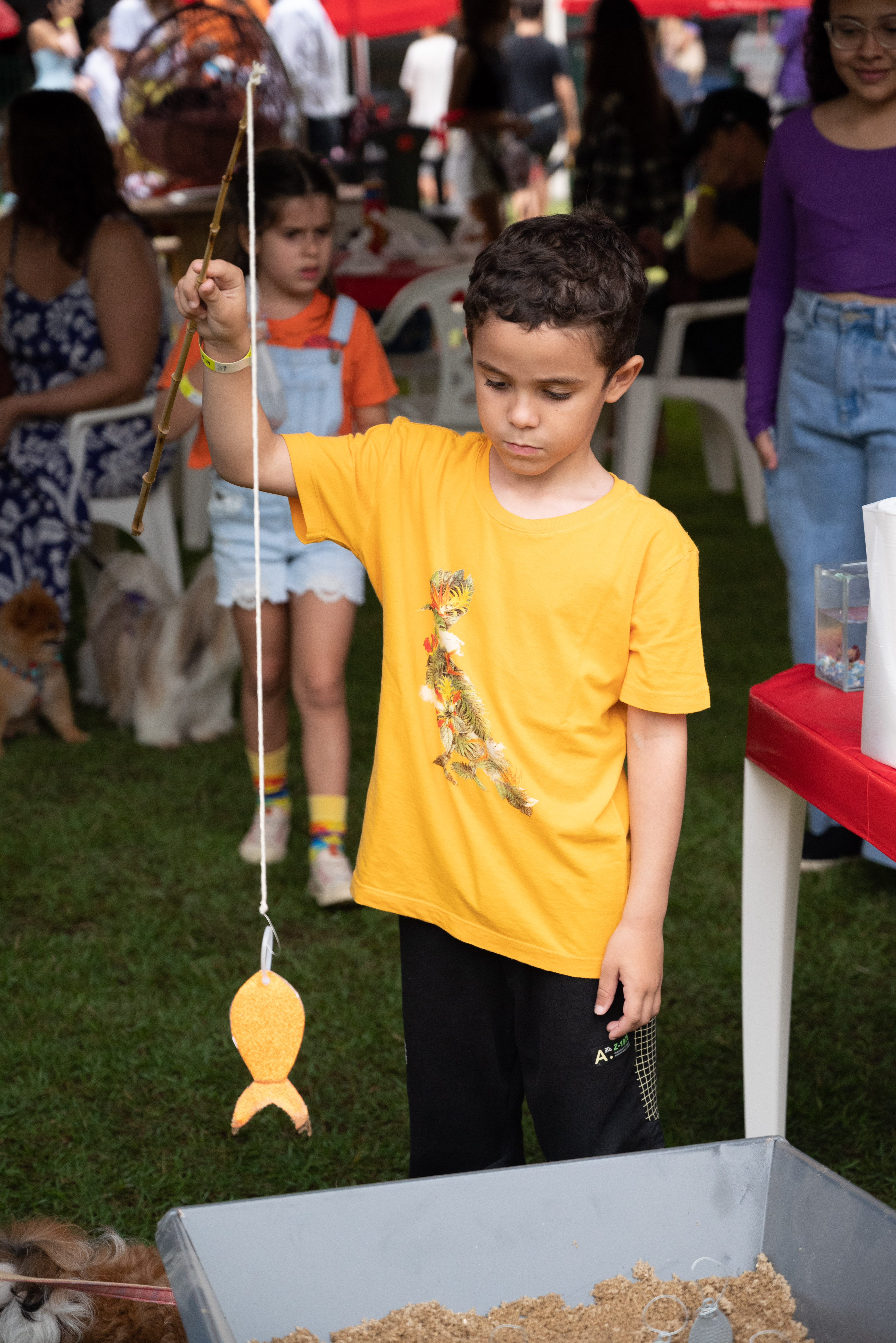 Criança segurando pet em atividade