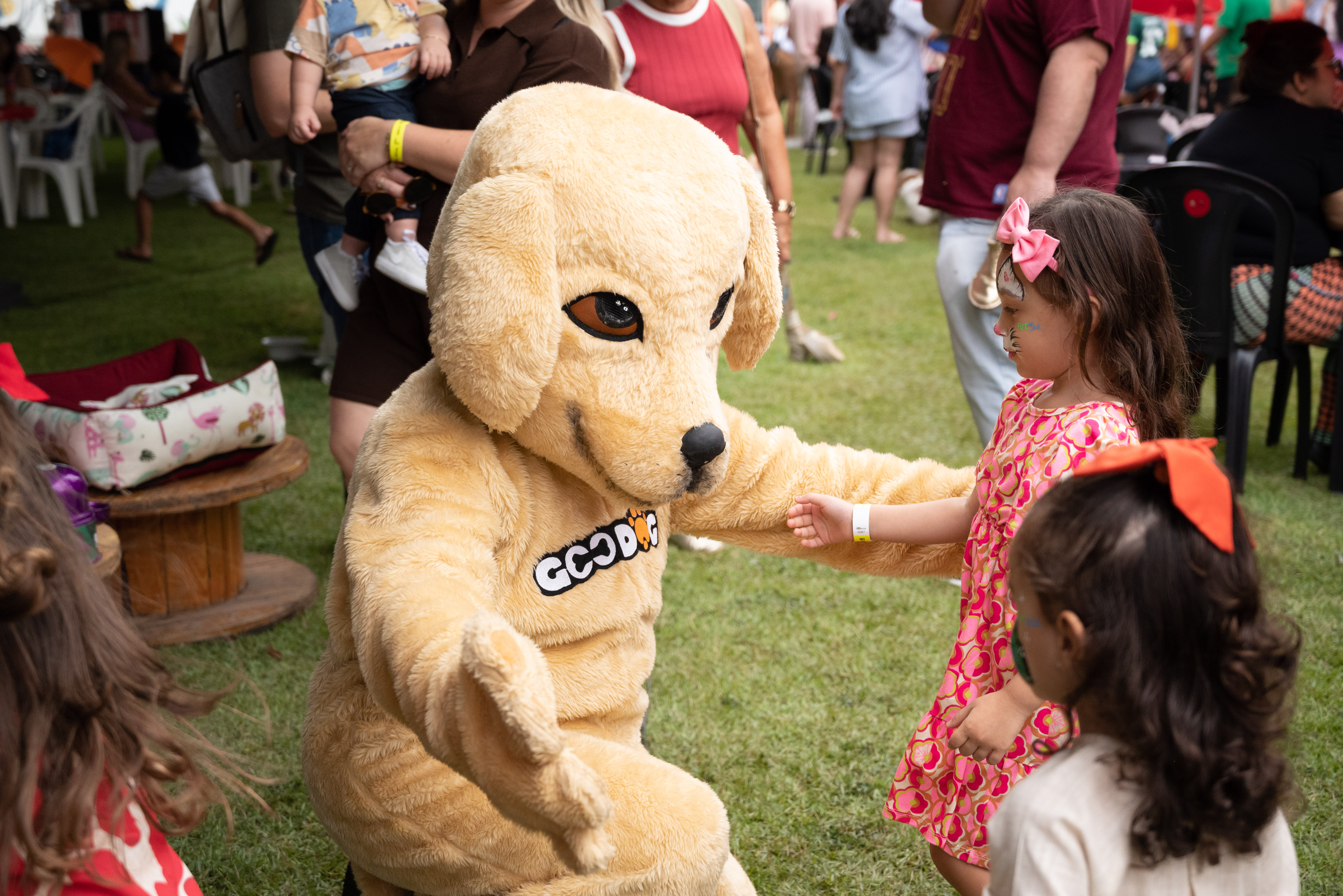 Crianças e pets reunidos no evento