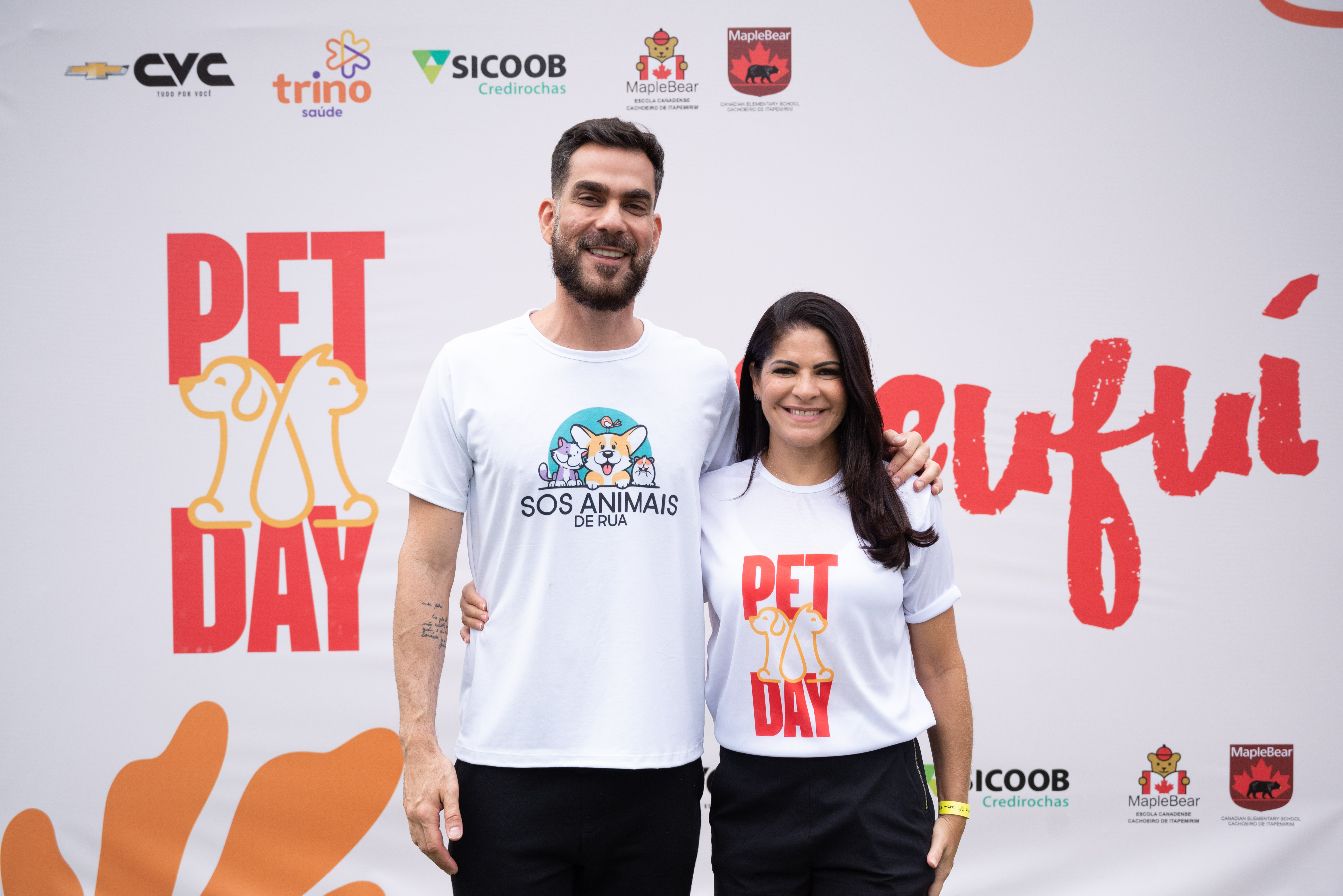 Mascotes interagindo com as crianças